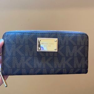 Very gently used Micheal Kors wallet